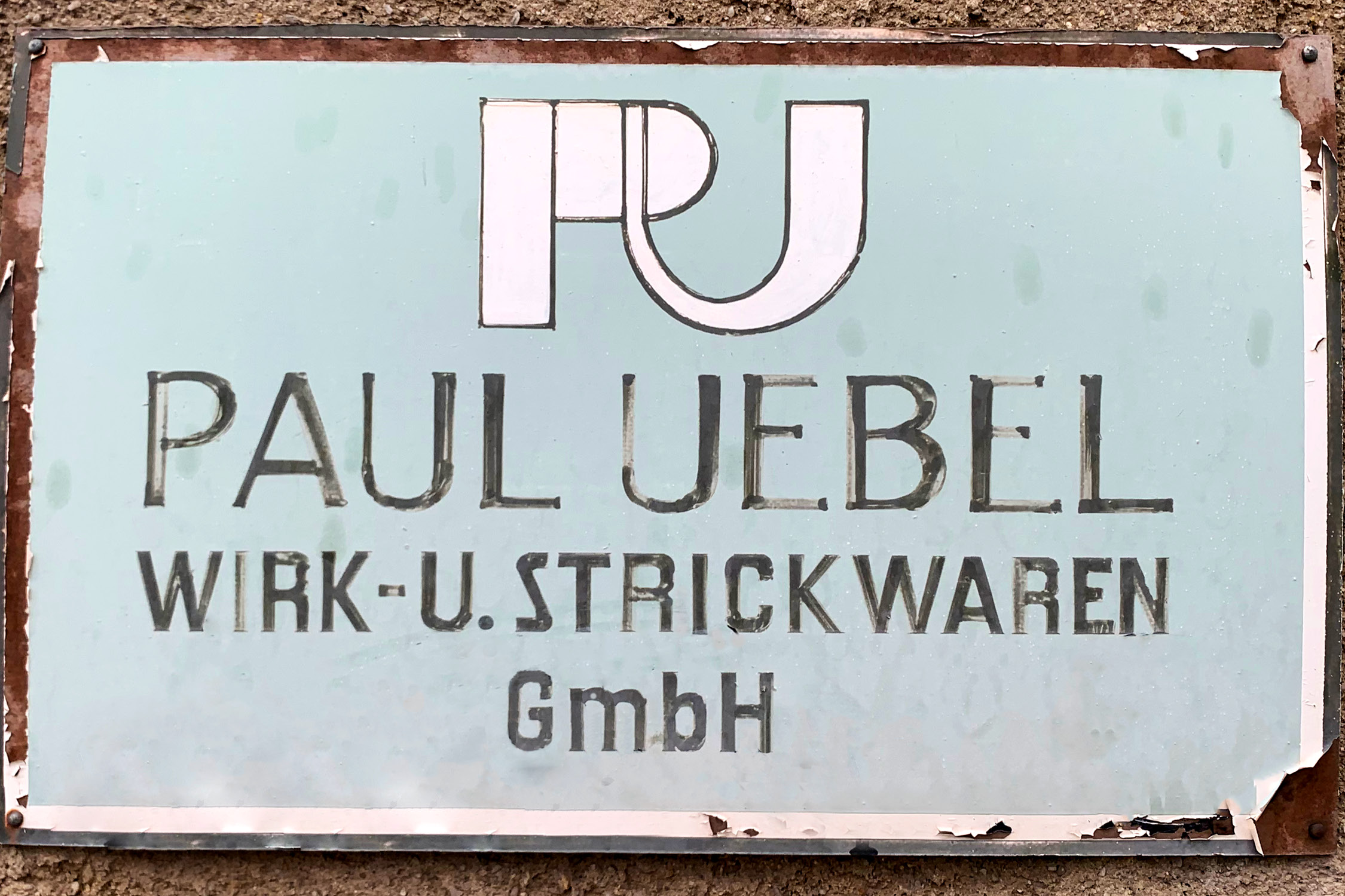 Altes Firmenschild "Paul Uebel, Wirk- und Strickwaren GmbH