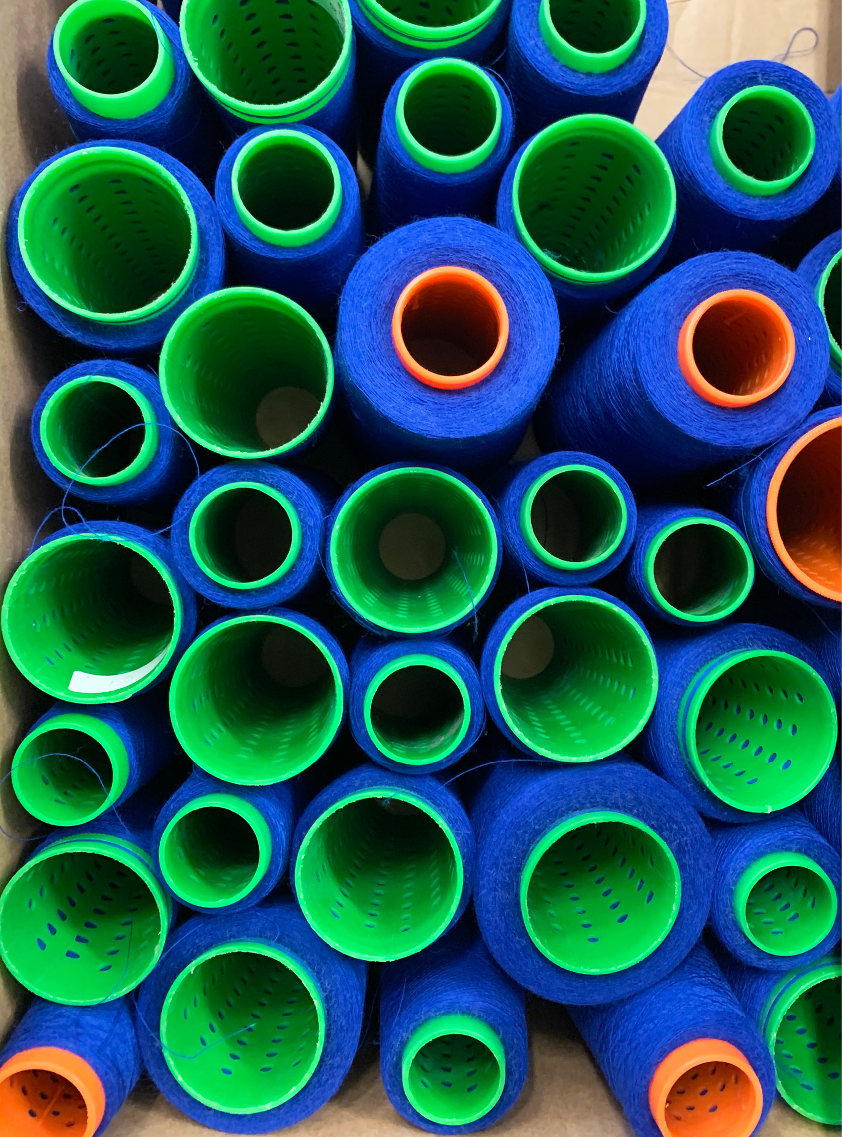 Blaue Garne auf Kunststoffspulen