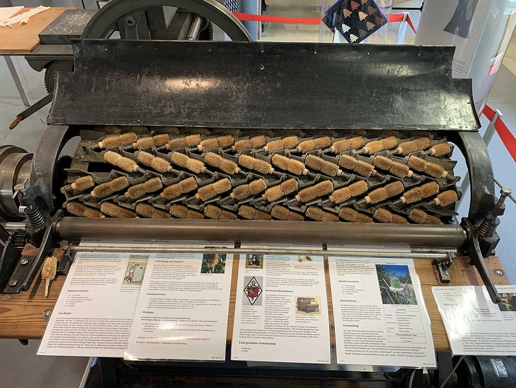 Weberkarde auf Kratzrauhmaschine im Esche Museum