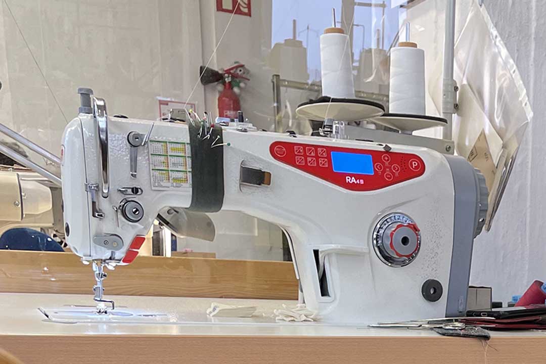 Eine Spezialnähmaschine (Interlocknähmaschine) zur Verarbeitung von T-Shirtnähten.